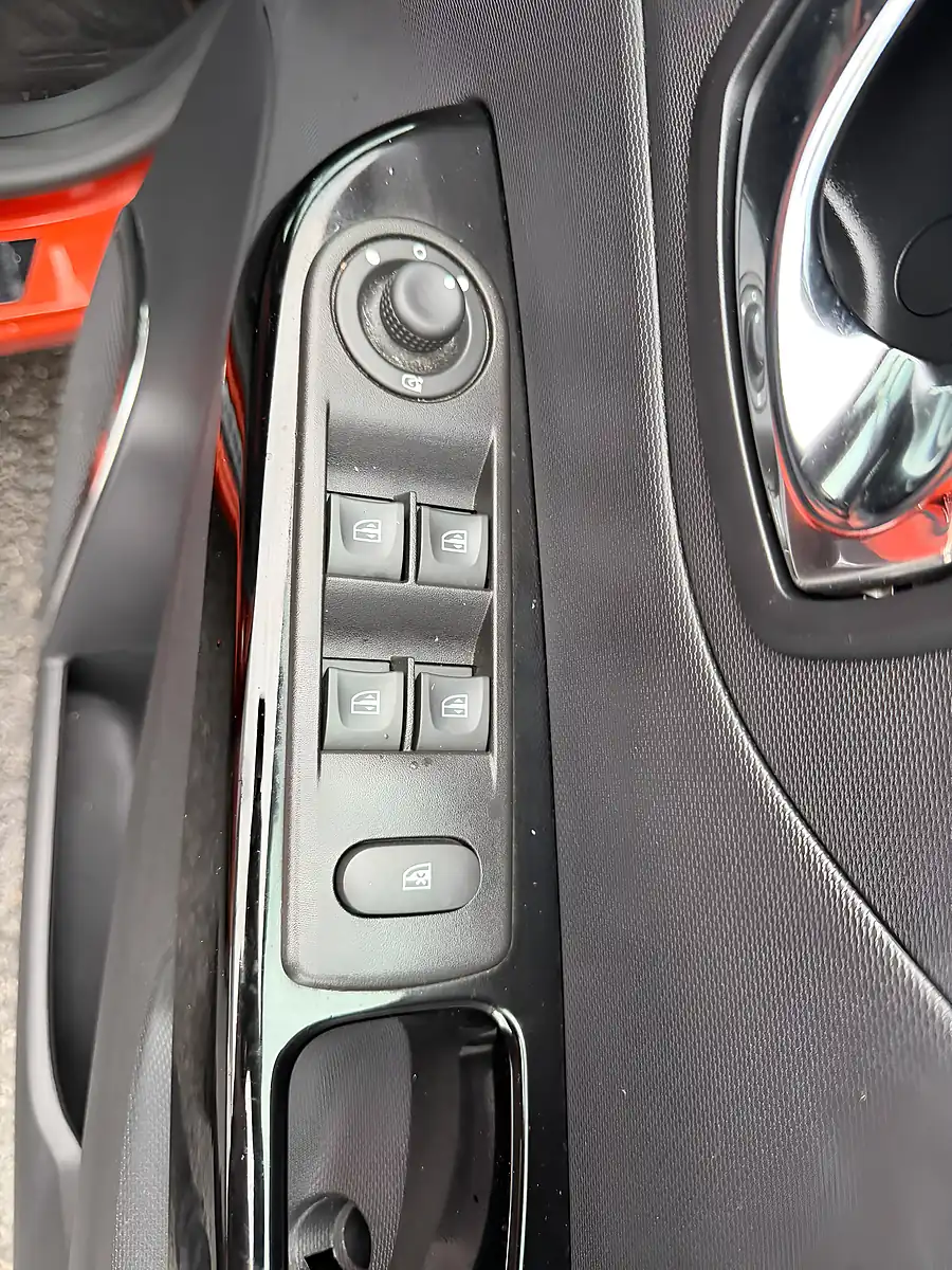 Used 2014 Renault Captur Orange - Interior and Exterior details 11