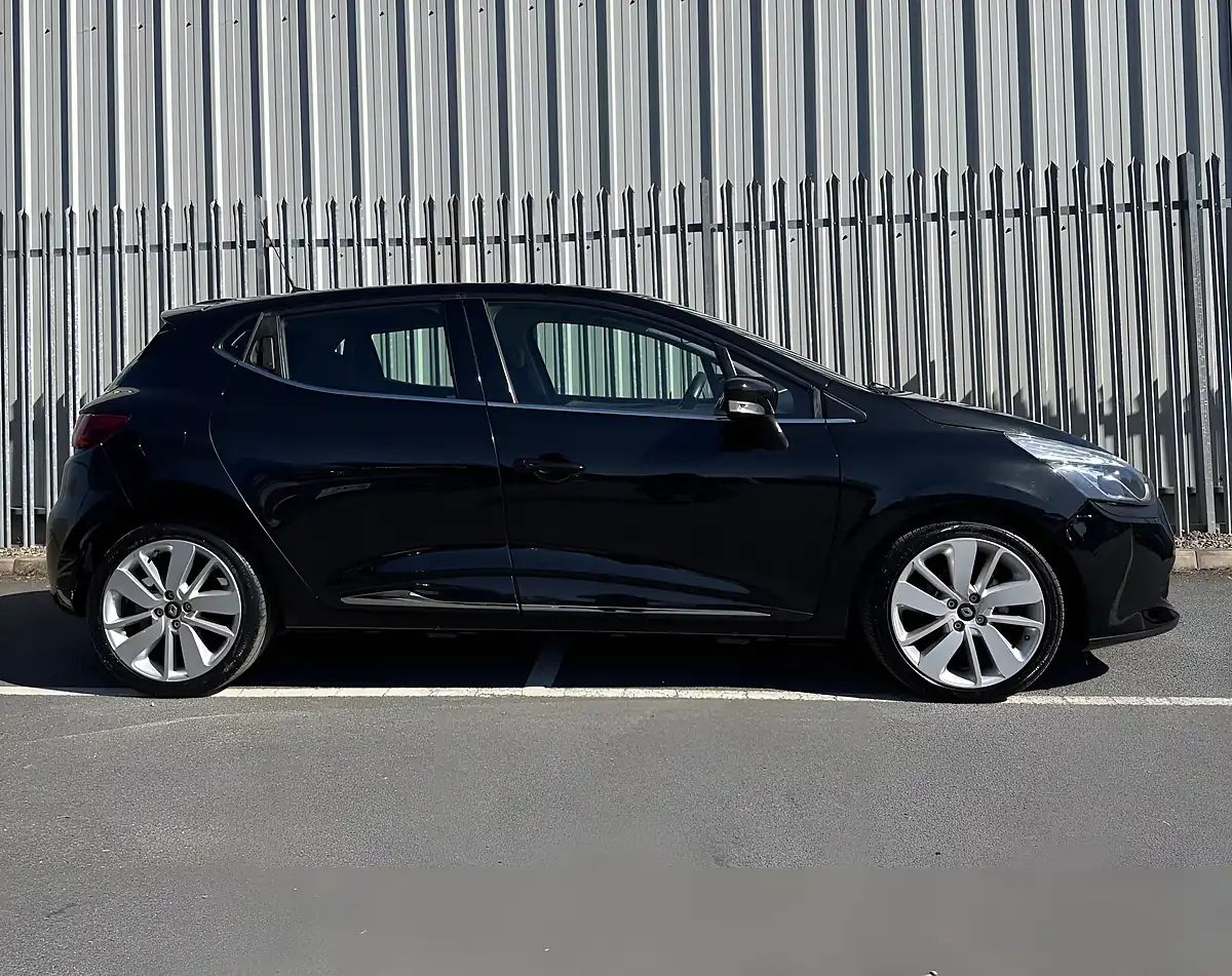 Used 2014 Renault Clio Dynamique Media Nav Black - Interior and Exterior details 7