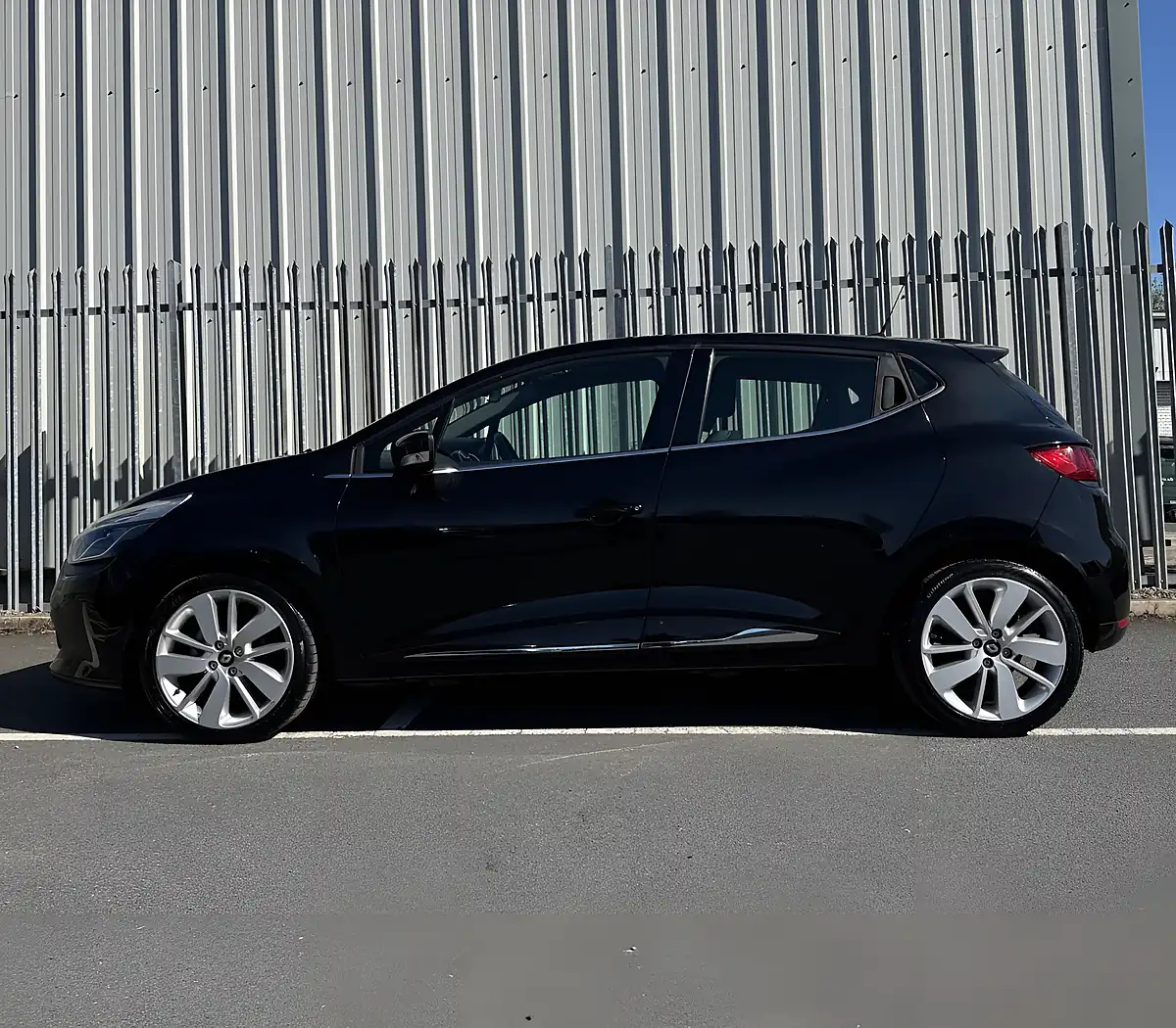 Used 2014 Renault Clio Dynamique Media Nav Black - Interior and Exterior details 8