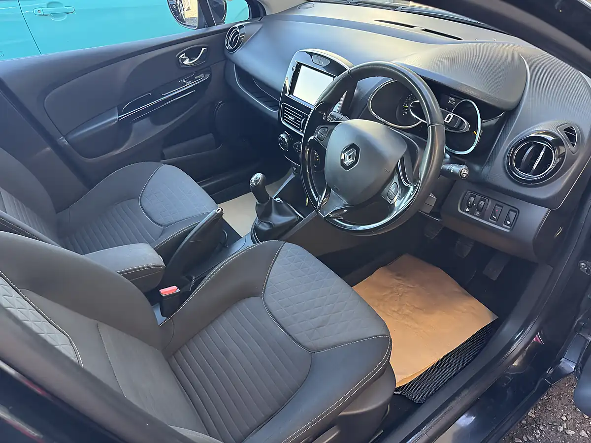 Used 2014 Renault Clio Dynamique Media Nav Black - Interior and Exterior details 9
