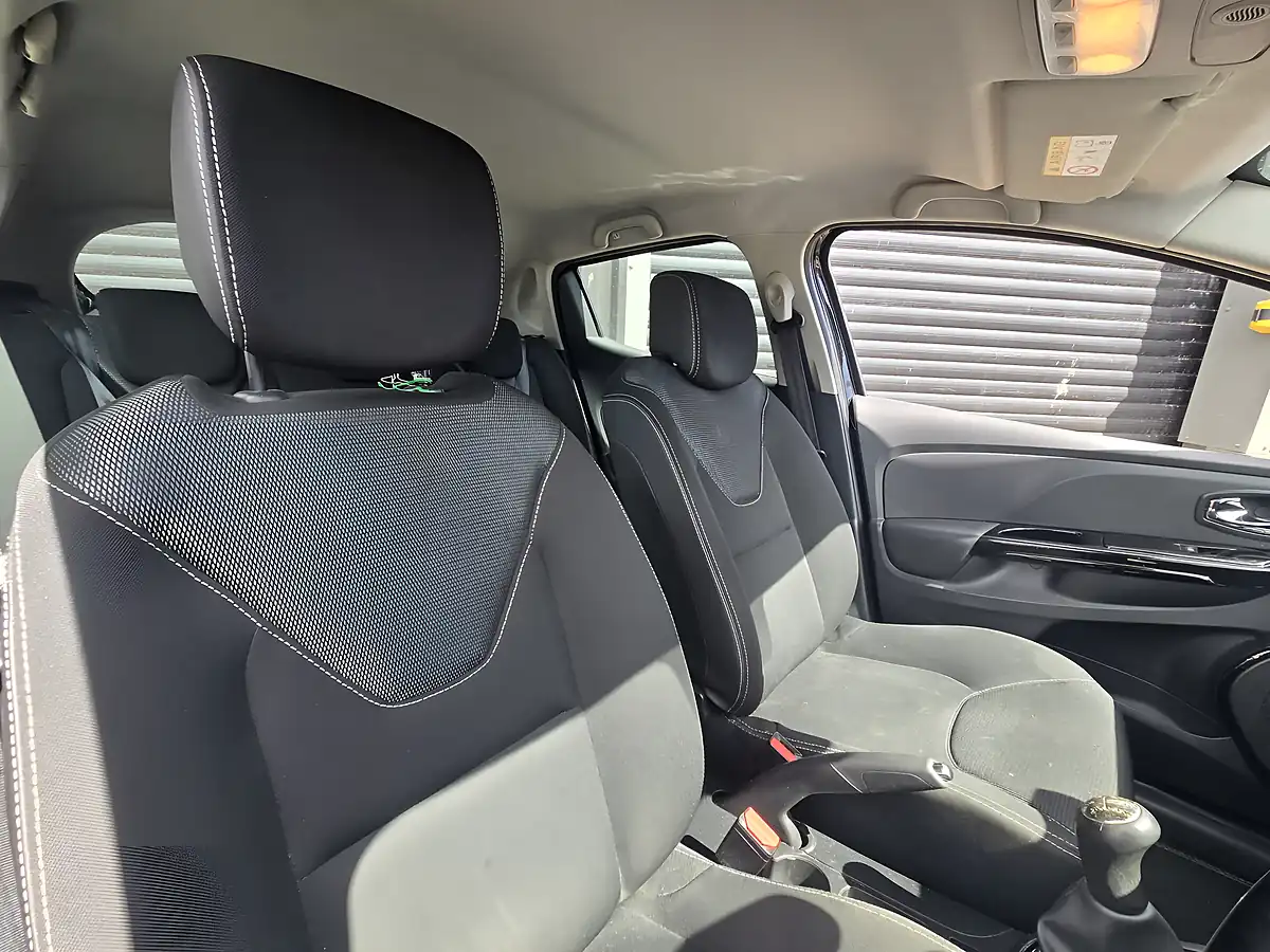 Used 2014 Renault Clio Dynamique Medianav Black - Interior and Exterior details 4