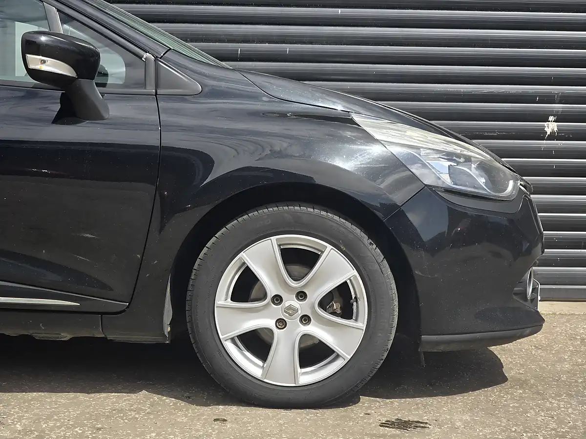 Used 2014 Renault Clio Dynamique Medianav Black - Interior and Exterior details 7