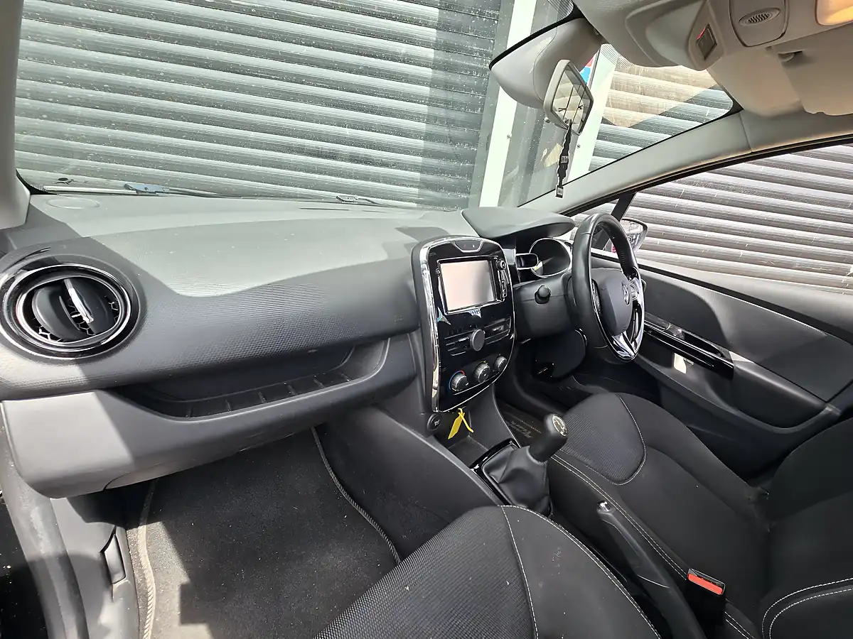 Used 2014 Renault Clio Dynamique Medianav Black - Interior and Exterior details 9