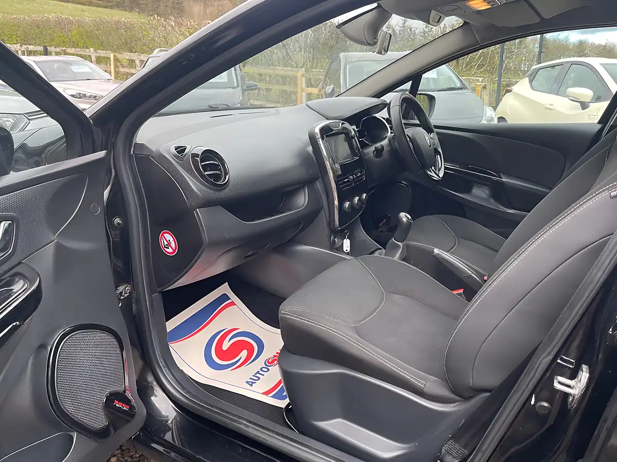 Used 2014 Renault Clio Dynamique Medianav Black - Interior and Exterior details 17