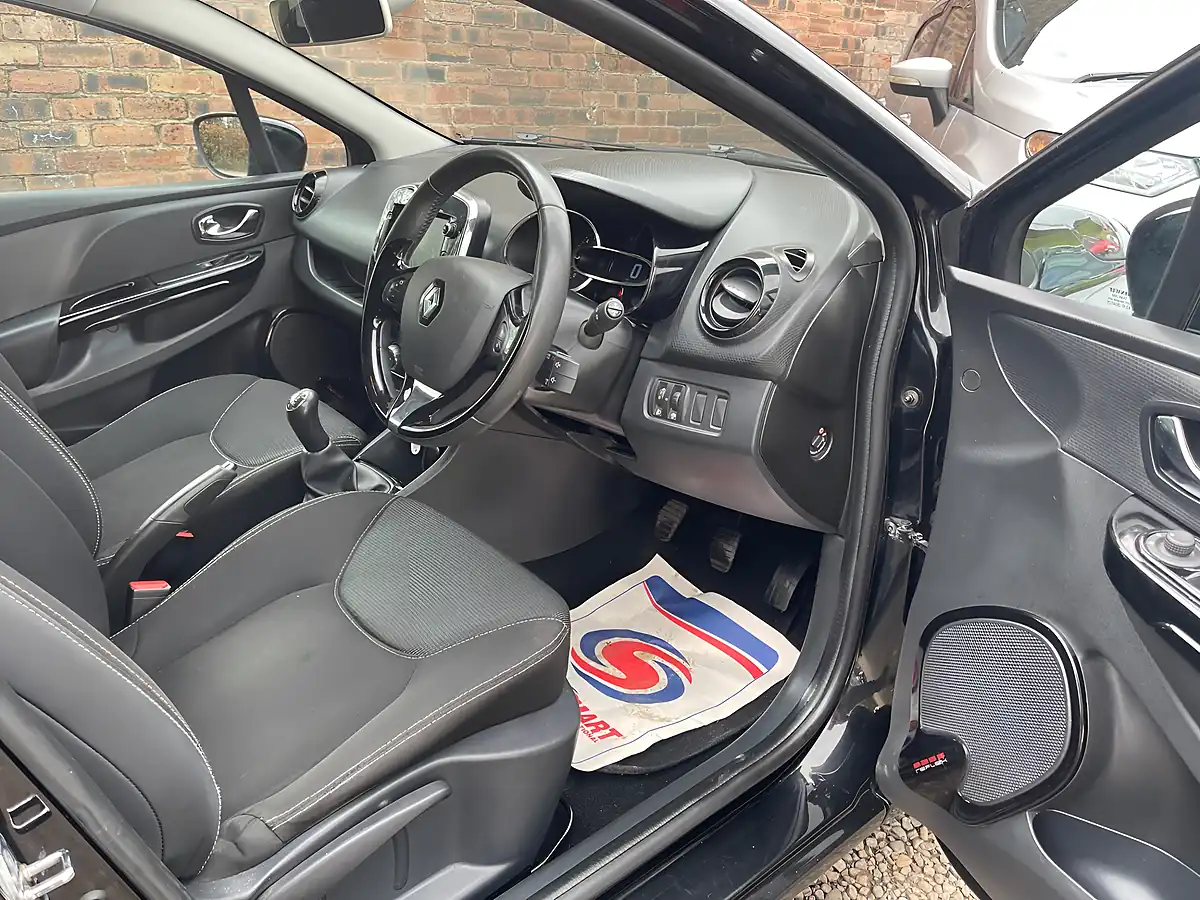 Used 2014 Renault Clio Dynamique Medianav Black - Interior and Exterior details 8