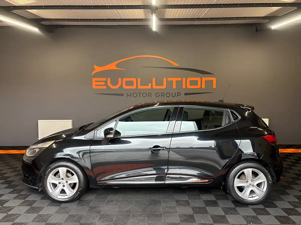 Used 2014 Renault Clio Dynamique Medianav Black - Interior and Exterior details 3