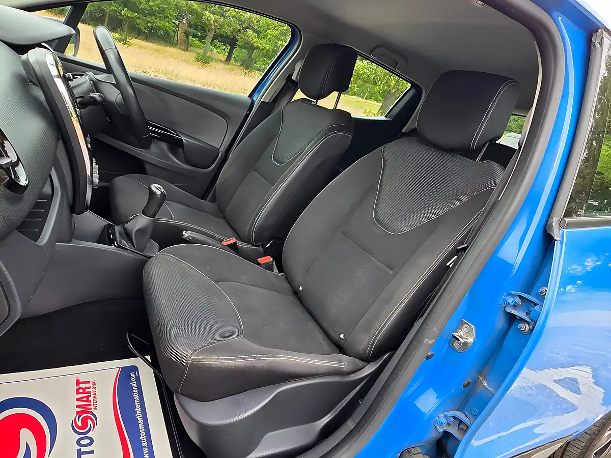 Used 2014 Renault Clio Dynamique Medianav Blue - Interior and Exterior details 10