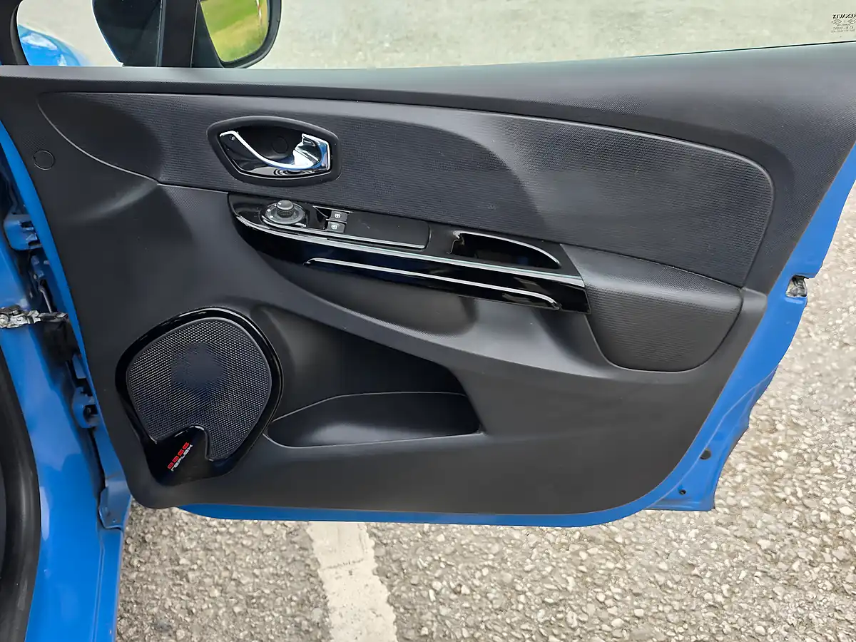 Used 2014 Renault Clio Dynamique Medianav Blue - Interior and Exterior details 12