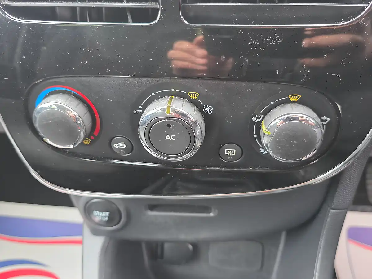 Used 2014 Renault Clio Dynamique Medianav Blue - Interior and Exterior details 14