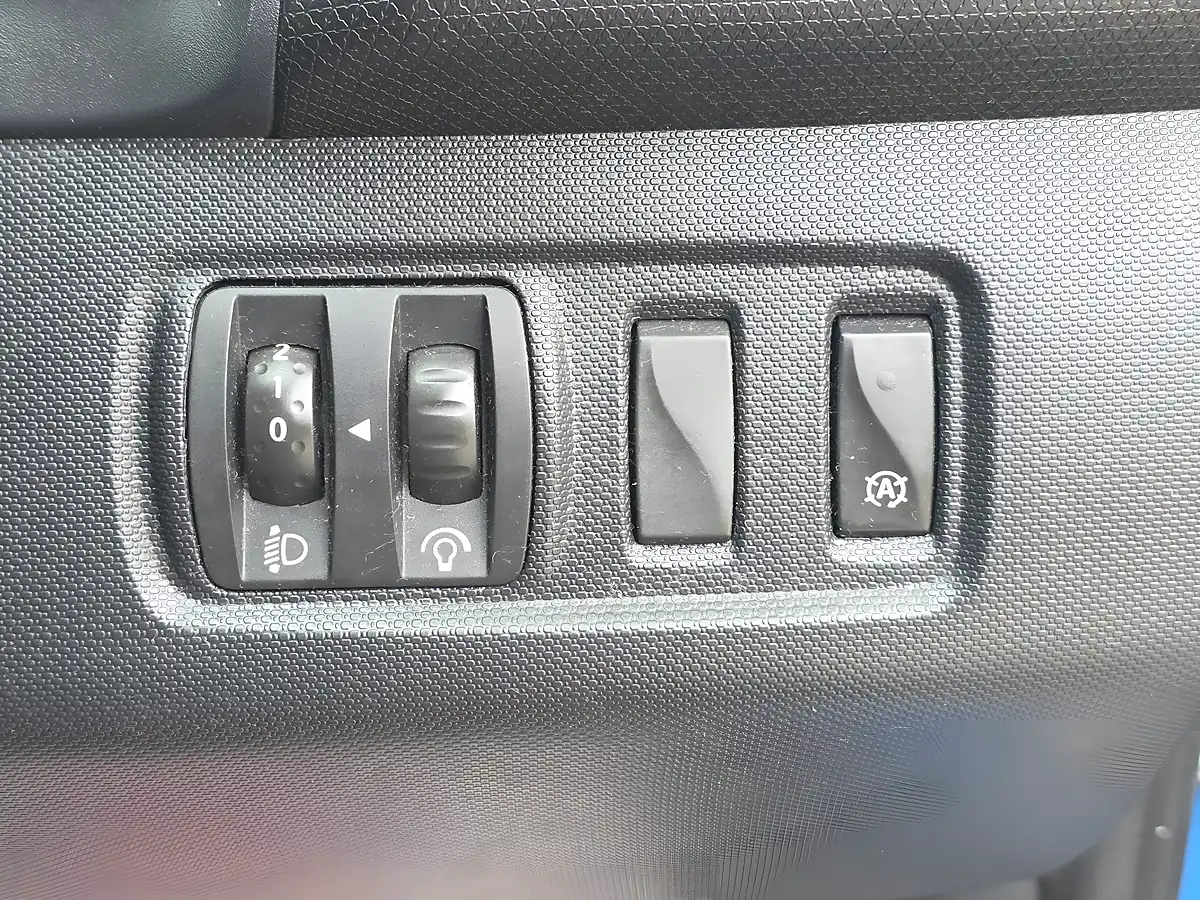 Used 2014 Renault Clio Dynamique Medianav Blue - Interior and Exterior details 16
