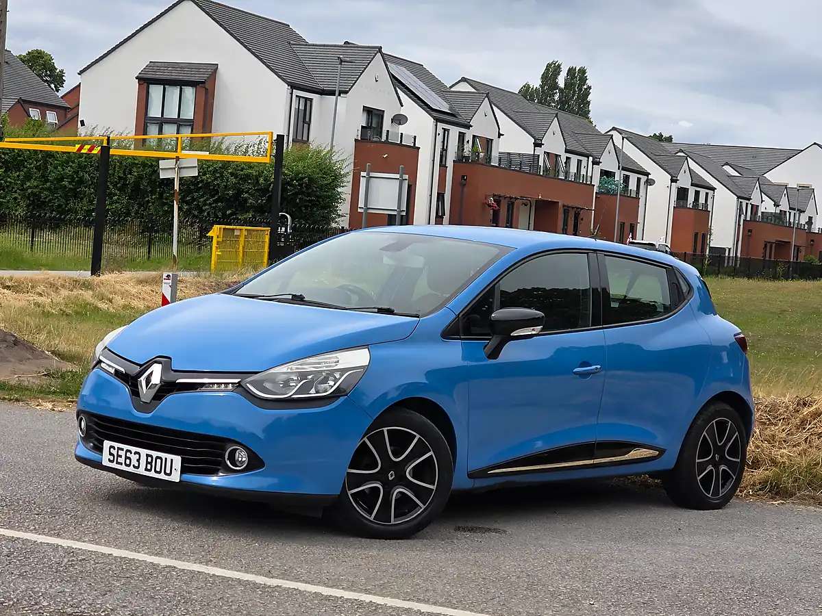 Used 2014 Renault Clio Dynamique Medianav Blue - Interior and Exterior details 3