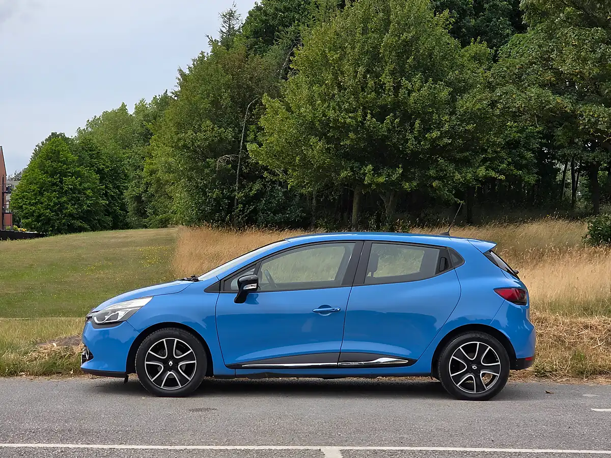 Used 2014 Renault Clio Dynamique Medianav Blue - Interior and Exterior details 4