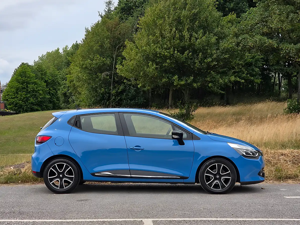 Used 2014 Renault Clio Dynamique Medianav Blue - Interior and Exterior details 8