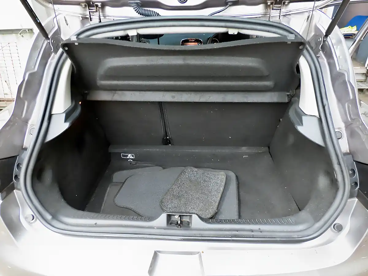 Used 2014 Renault Clio Dynamique Medianav Grey - Interior and Exterior details 6