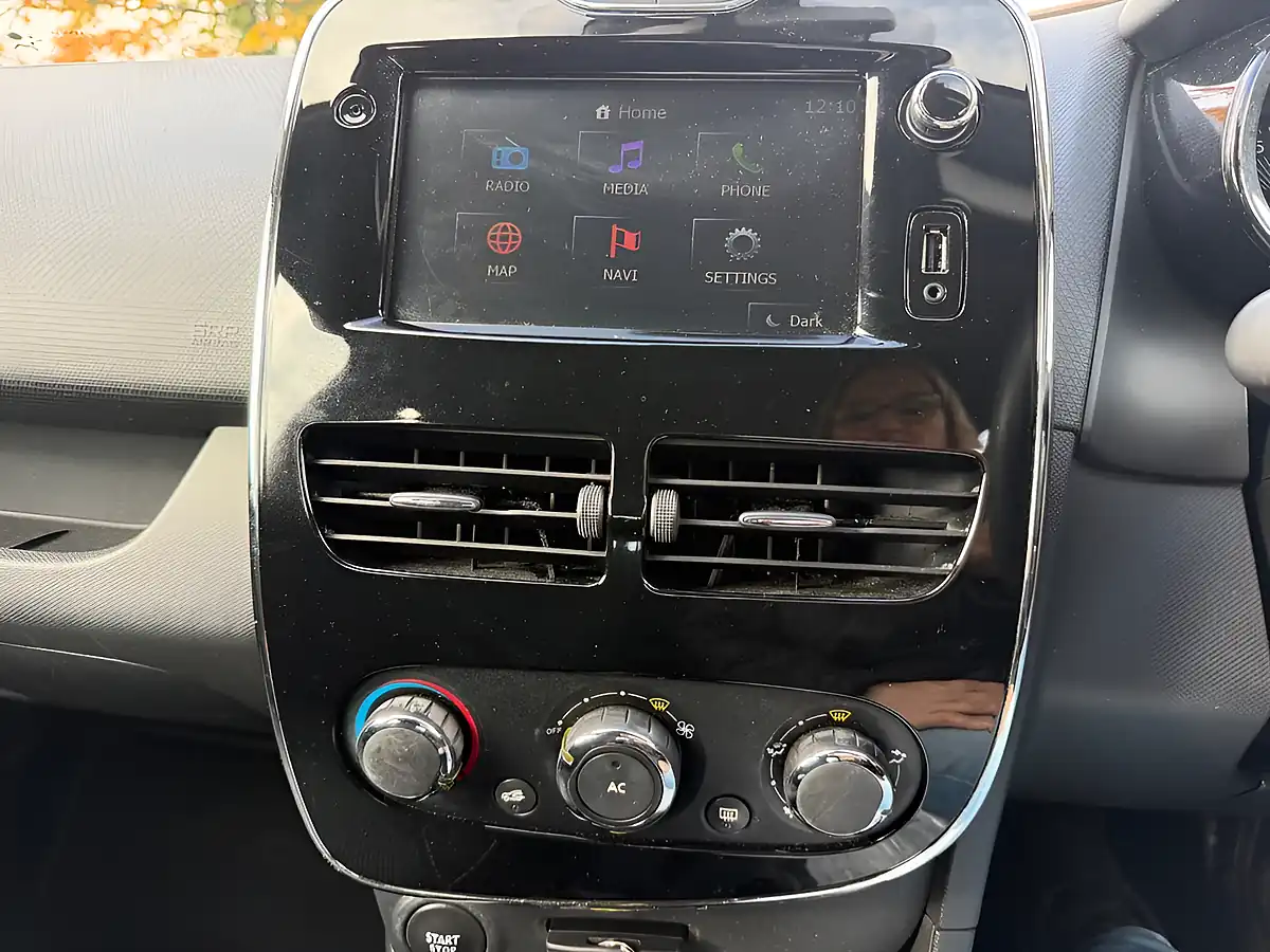 Used 2014 Renault Clio Dynamique Medianav Grey - Interior and Exterior details 12