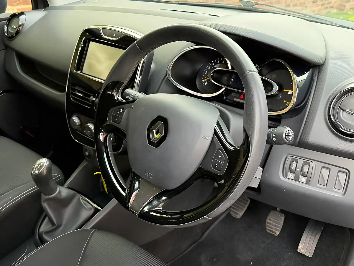 Used 2014 Renault Clio Dynamique Medianav Grey - Interior and Exterior details 7