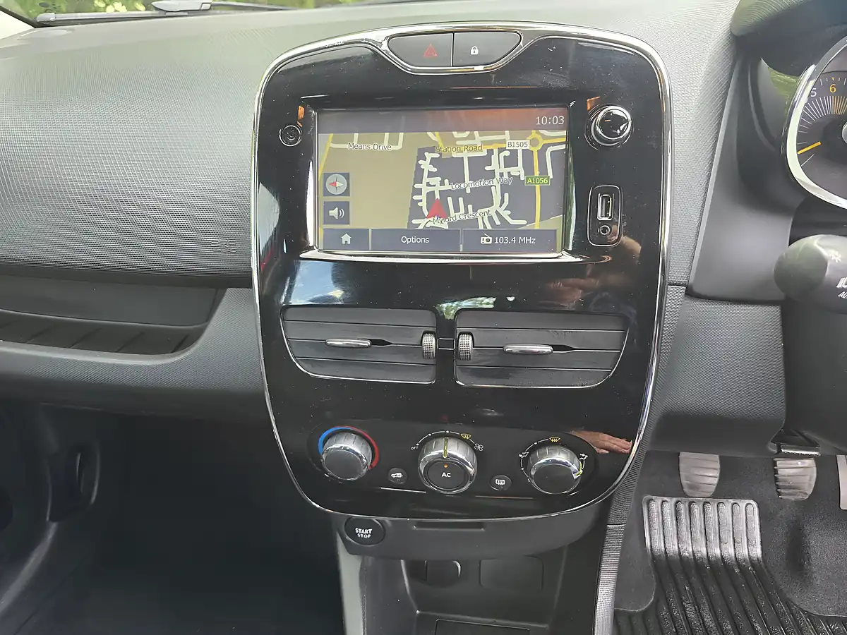 Used 2014 Renault Clio Dynamique Medianav Red - Interior and Exterior details 10