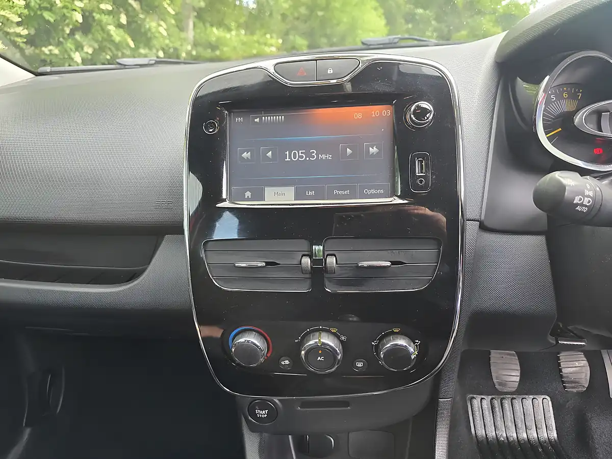 Used 2014 Renault Clio Dynamique Medianav Red - Interior and Exterior details 11
