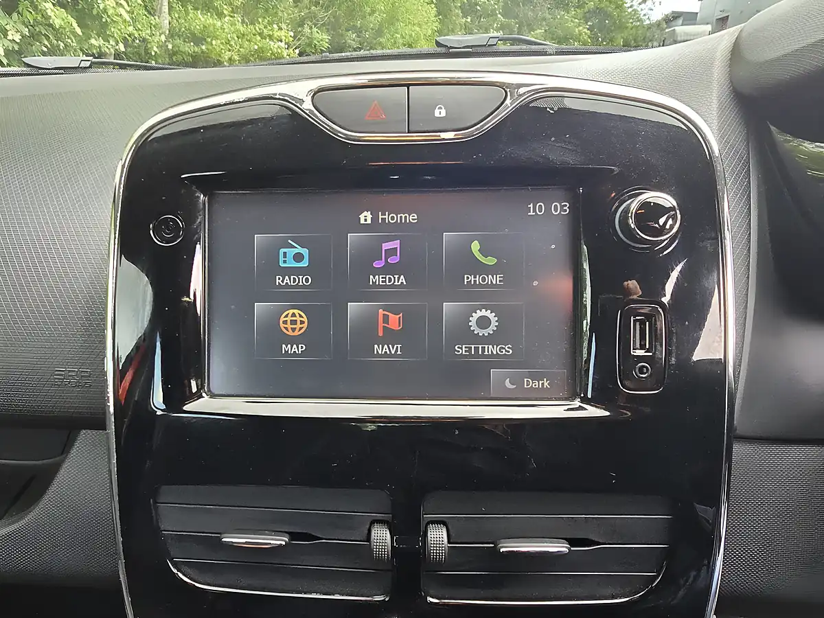 Used 2014 Renault Clio Dynamique Medianav Red - Interior and Exterior details 12