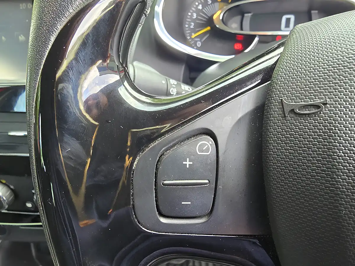 Used 2014 Renault Clio Dynamique Medianav Red - Interior and Exterior details 13