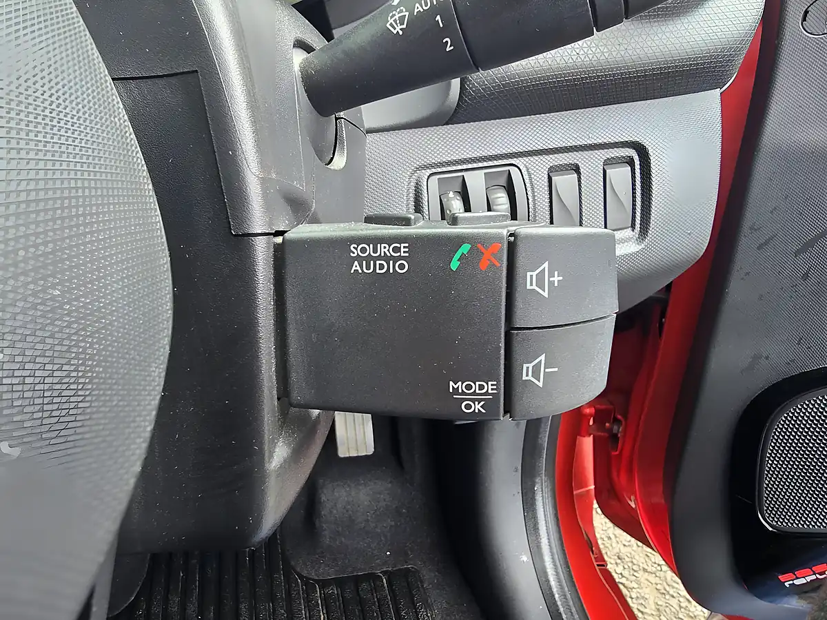 Used 2014 Renault Clio Dynamique Medianav Red - Interior and Exterior details 15