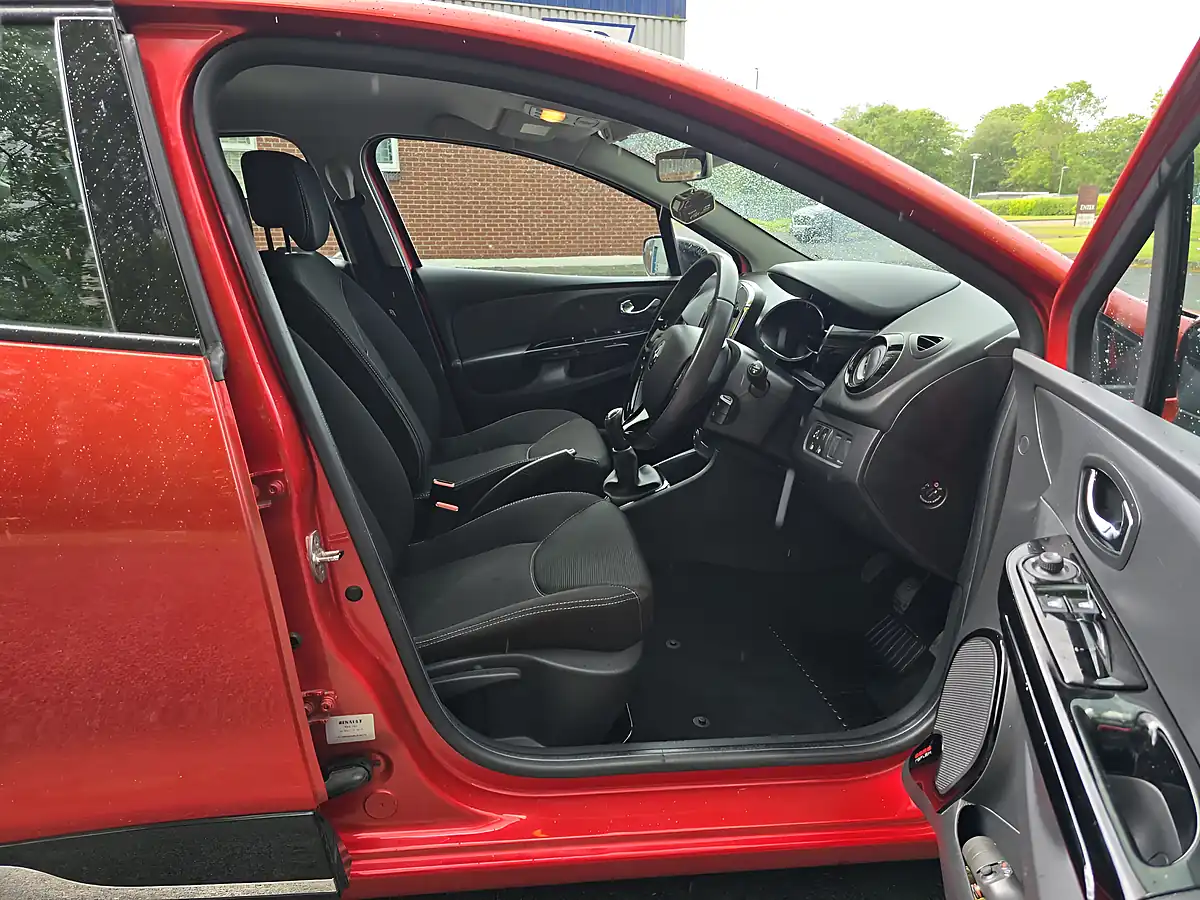 Used 2014 Renault Clio Dynamique Medianav Red - Interior and Exterior details 17