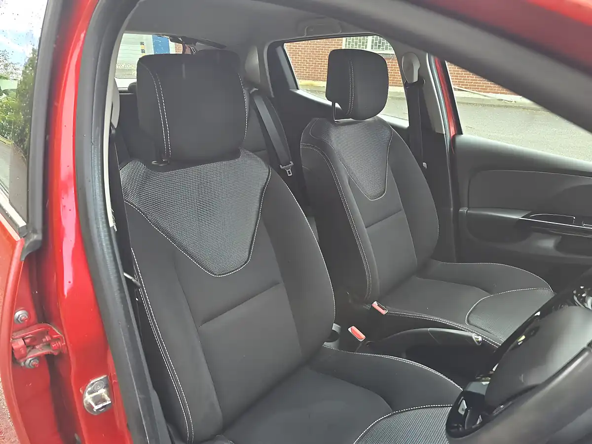 Used 2014 Renault Clio Dynamique Medianav Red - Interior and Exterior details 4