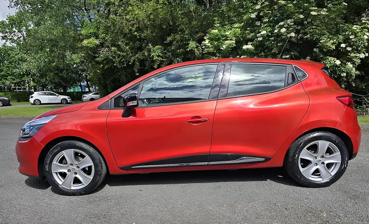 Used 2014 Renault Clio Dynamique Medianav Red - Interior and Exterior details 5