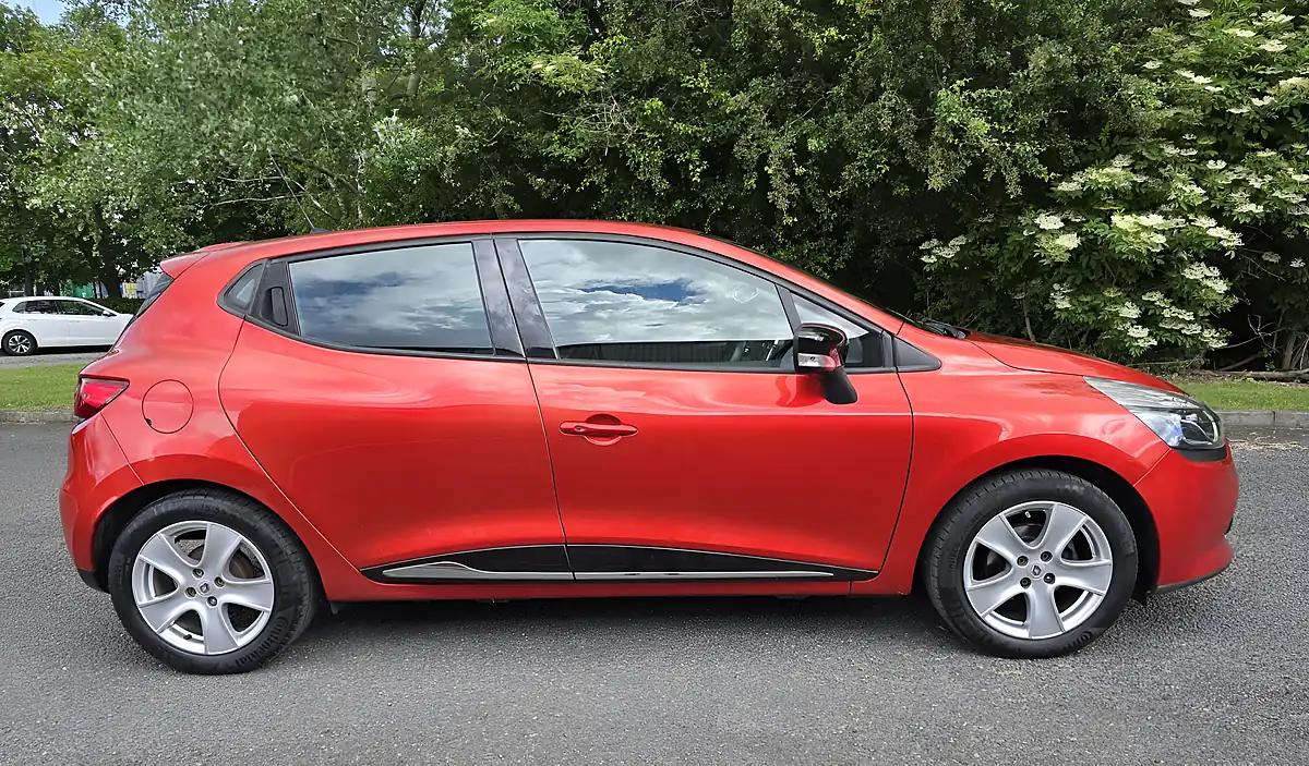 Used 2014 Renault Clio Dynamique Medianav Red - Interior and Exterior details 6