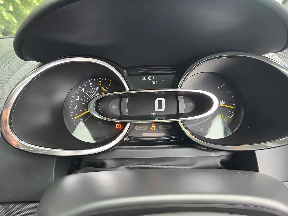 Used 2014 Renault Clio Dynamique Medianav Red - Interior and Exterior details 8