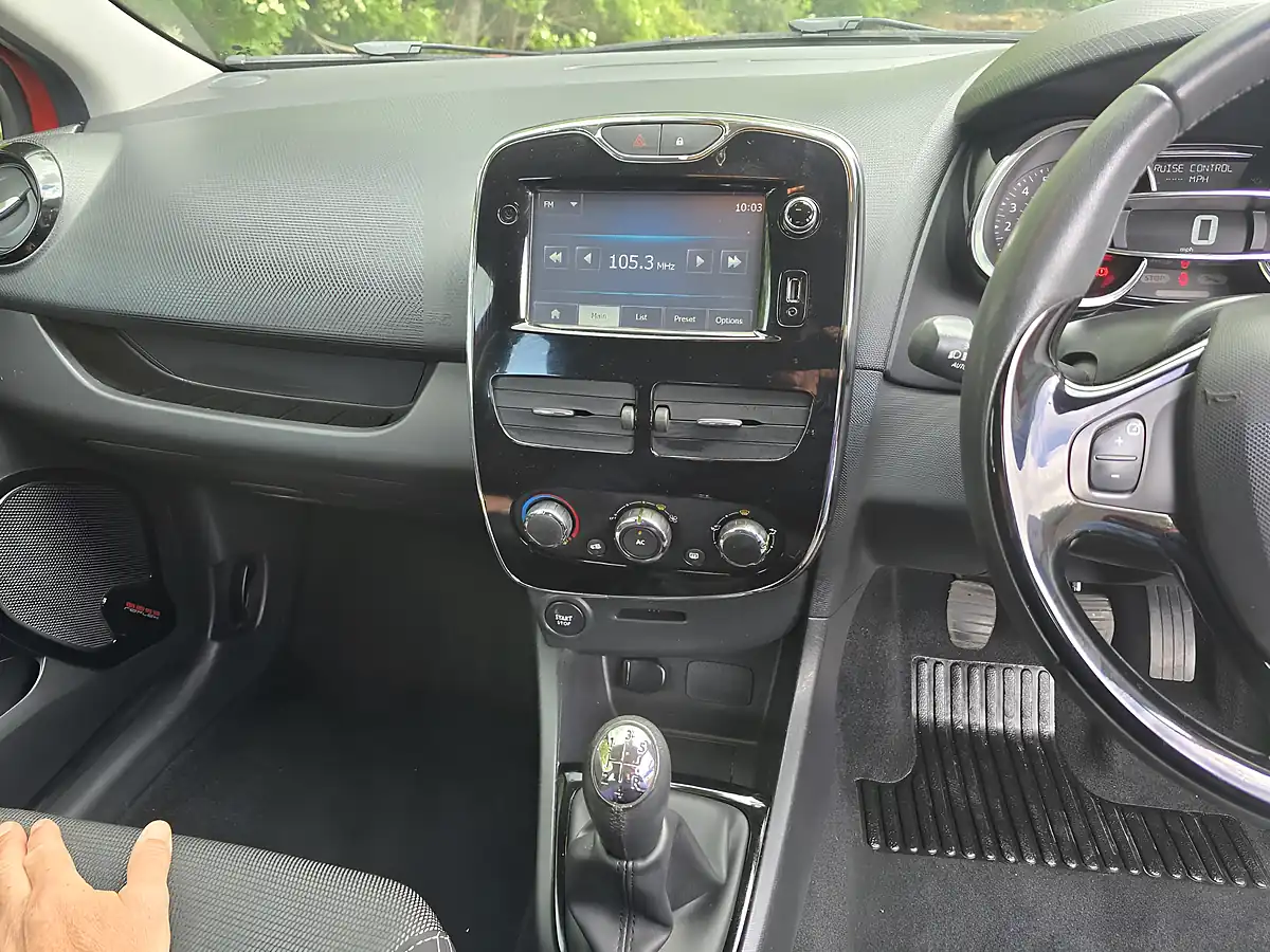Used 2014 Renault Clio Dynamique Medianav Red - Interior and Exterior details 9