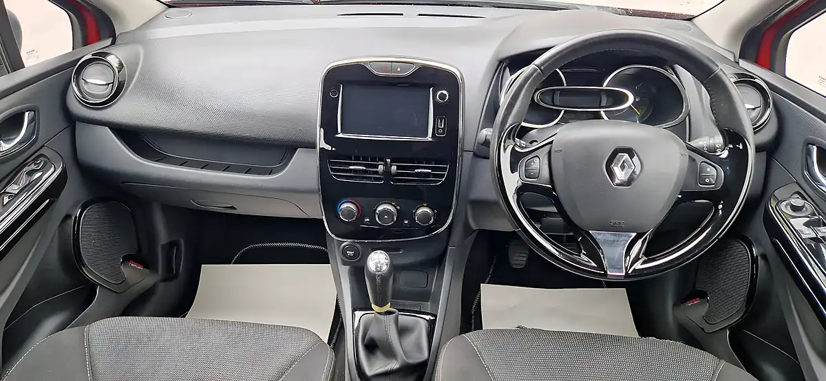 Used 2014 Renault Clio Dynamique Medianav Red - Interior and Exterior details 11