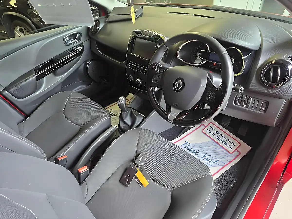 Used 2014 Renault Clio Dynamique Medianav Red - Interior and Exterior details 11