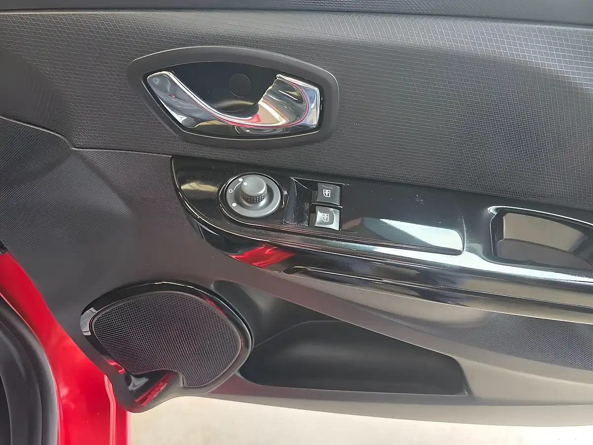 Used 2014 Renault Clio Dynamique Medianav Red - Interior and Exterior details 20