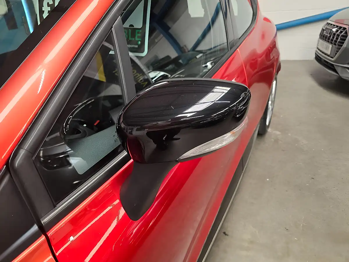 Used 2014 Renault Clio Dynamique Medianav Red - Interior and Exterior details 5