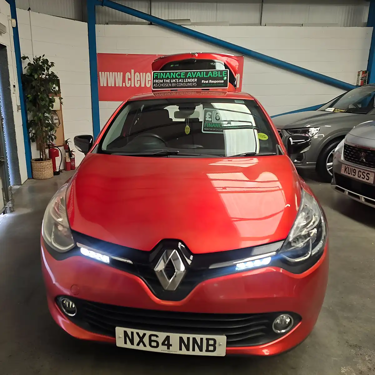 Used 2014 Renault Clio Dynamique Medianav Red - Interior and Exterior details 8