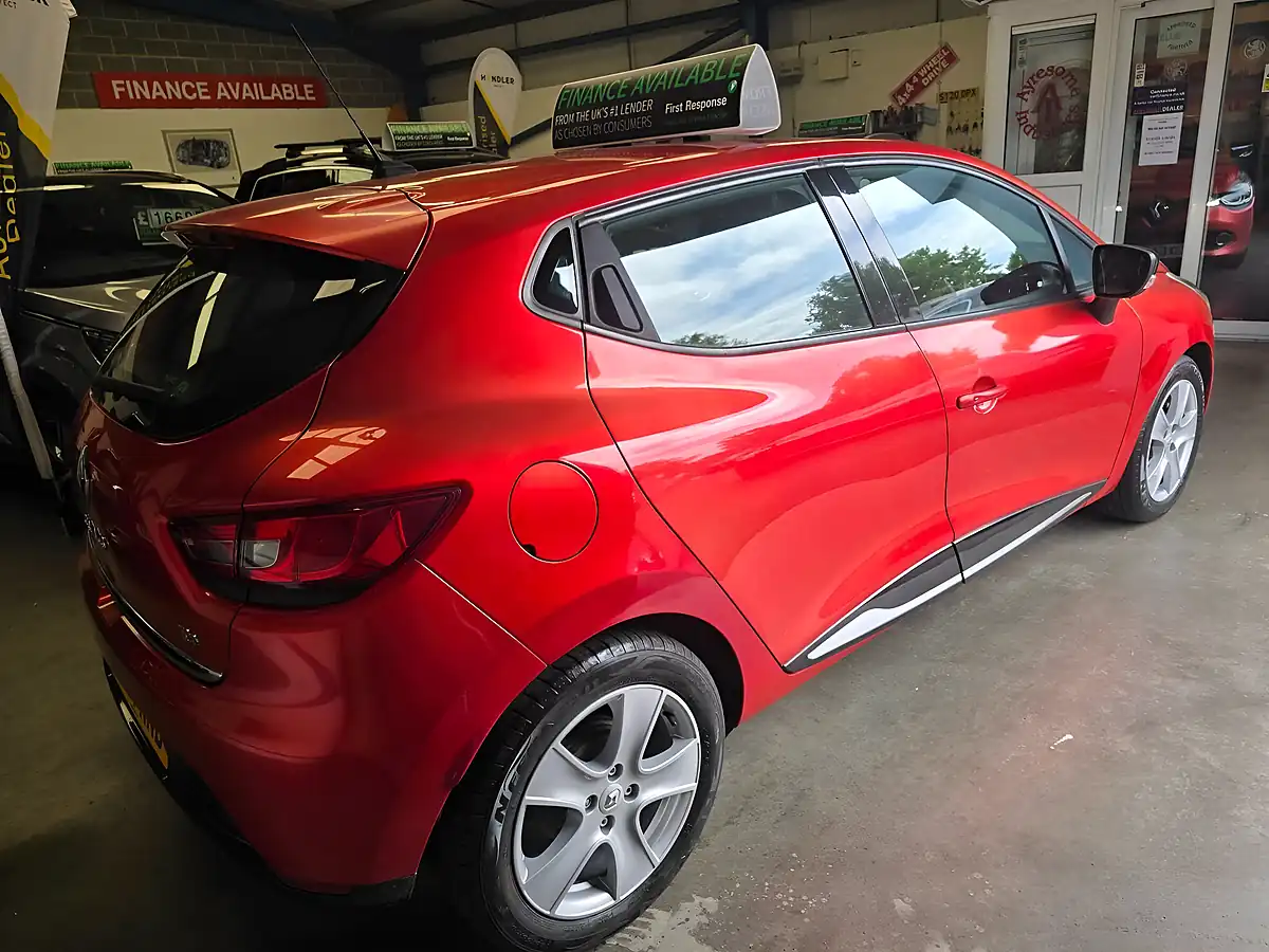 Used 2014 Renault Clio Dynamique Medianav Red - Interior and Exterior details 9
