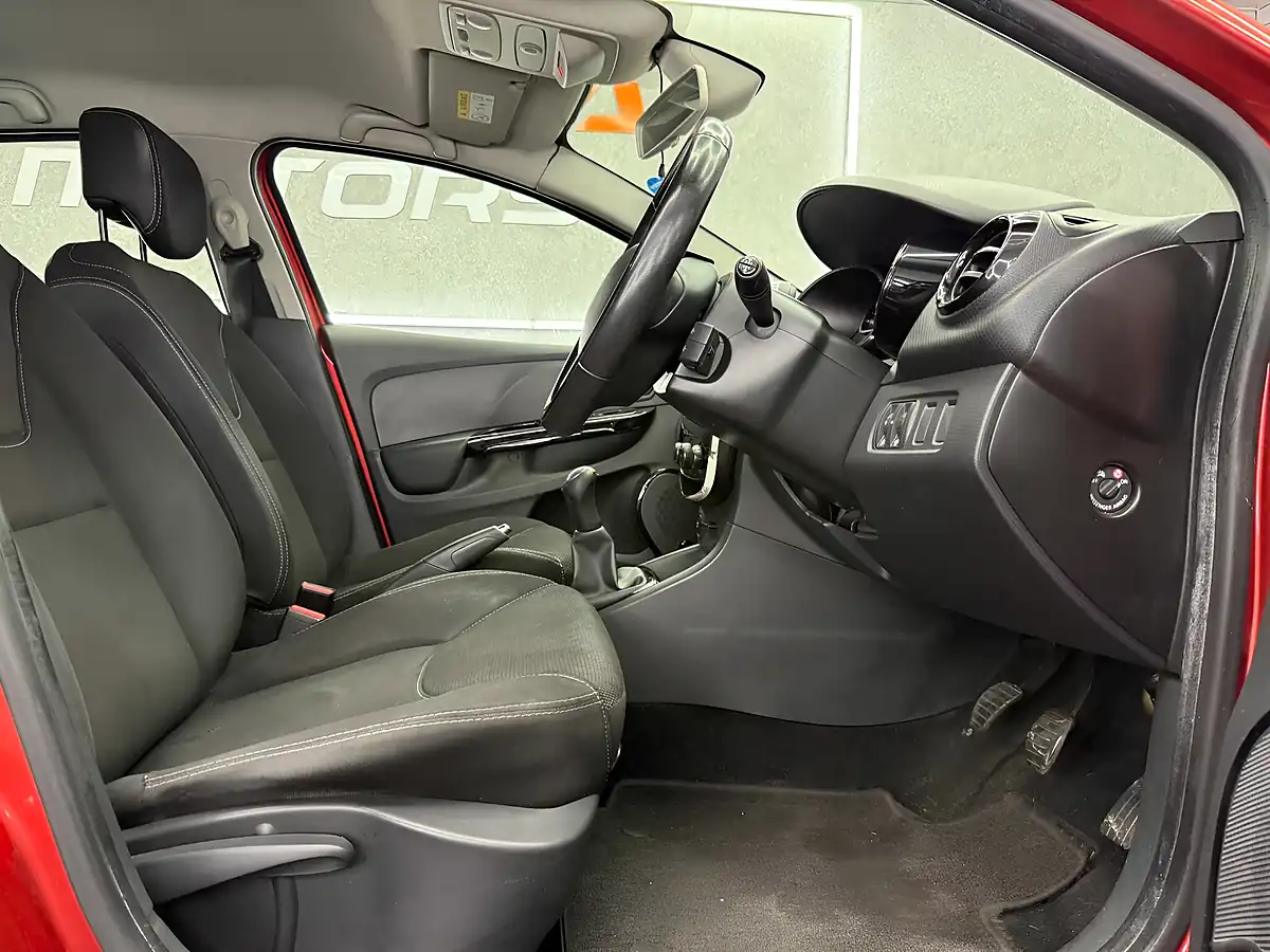 Used 2014 Renault Clio Dynamique Medianav Red - Interior and Exterior details 15