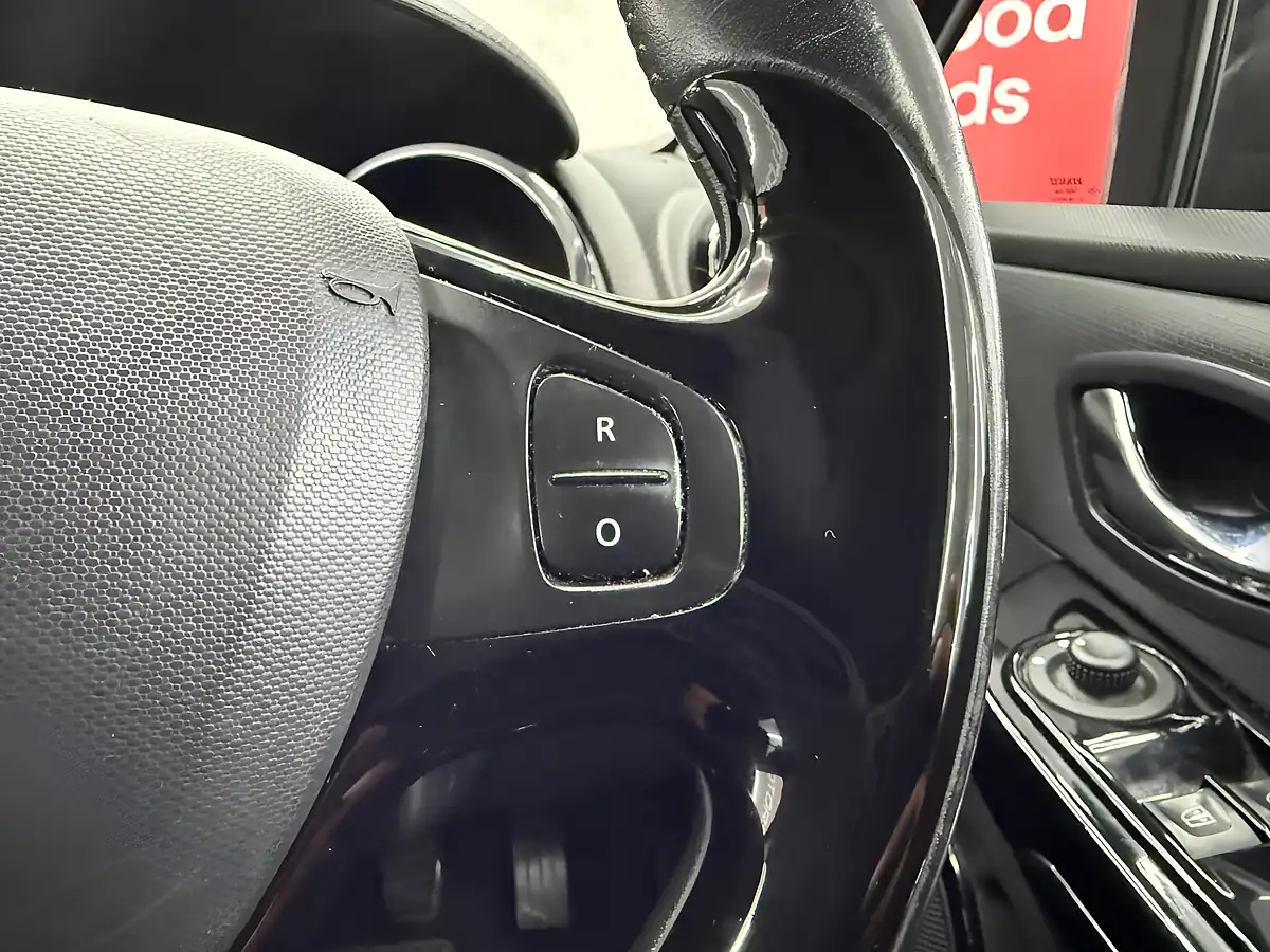 Used 2014 Renault Clio Dynamique Medianav Red - Interior and Exterior details 19