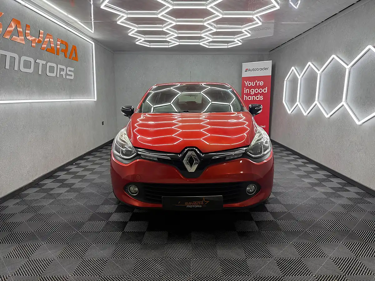 Used 2014 Renault Clio Dynamique Medianav Red - Interior and Exterior details 3