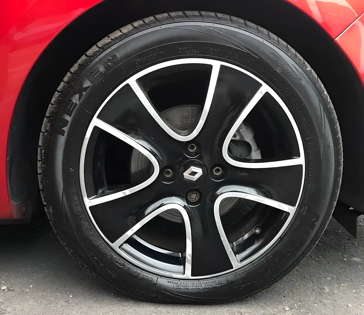Used 2014 Renault Clio Dynamique Medianav Red - Interior and Exterior details 10
