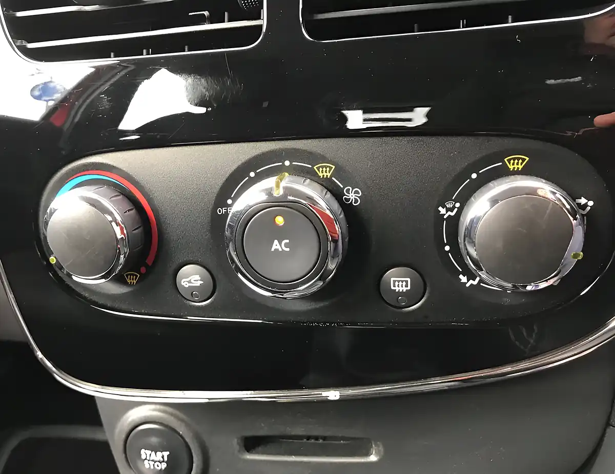 Used 2014 Renault Clio Dynamique Medianav Red - Interior and Exterior details 12