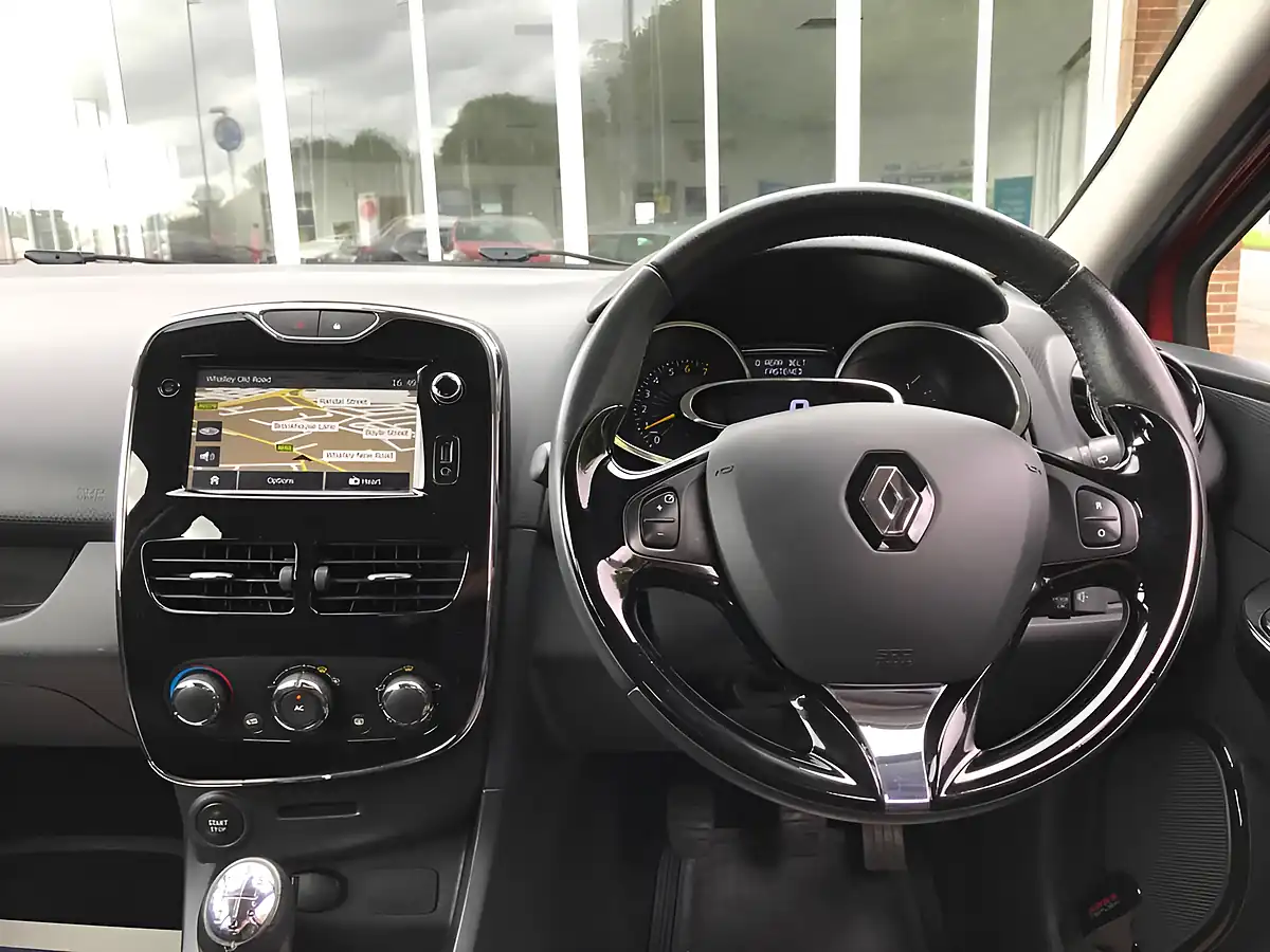 Used 2014 Renault Clio Dynamique Medianav Red - Interior and Exterior details 13