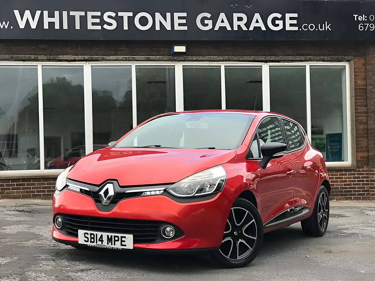 Used 2014 Renault Clio Dynamique Medianav Red - Interior and Exterior details 3