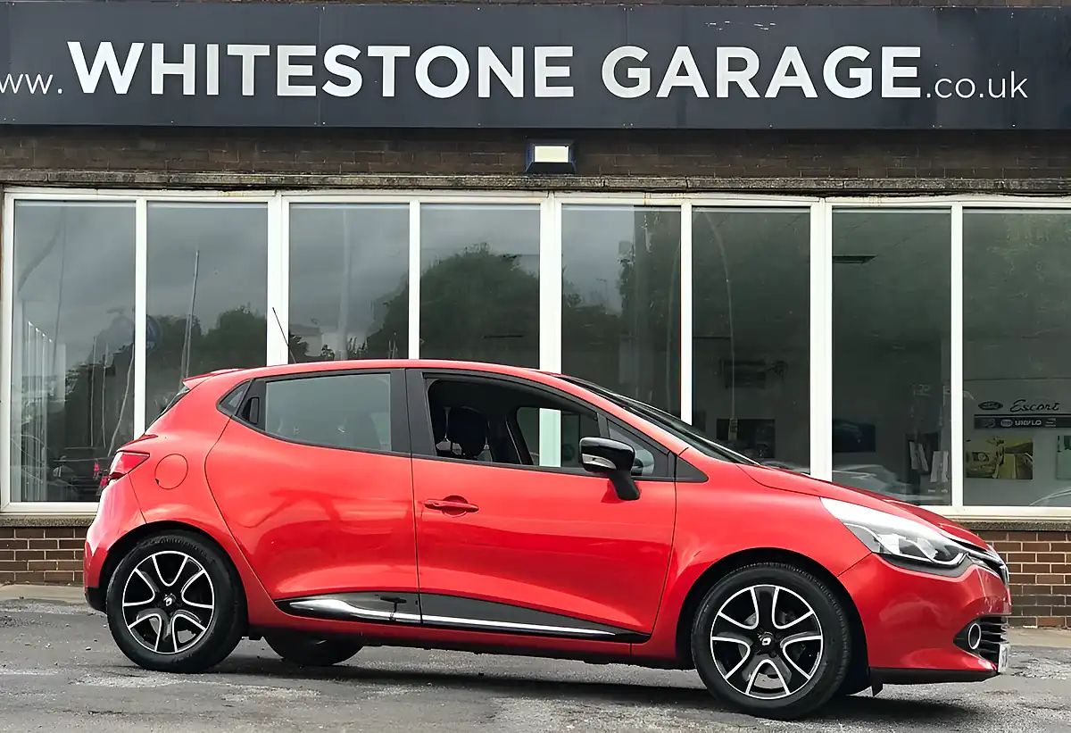 Used 2014 Renault Clio Dynamique Medianav Red - Interior and Exterior details 4