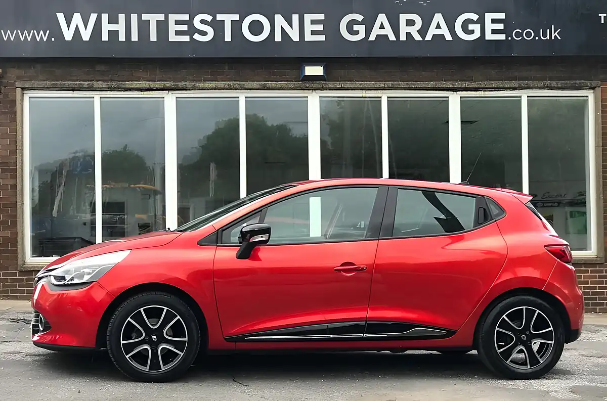 Used 2014 Renault Clio Dynamique Medianav Red - Interior and Exterior details 5