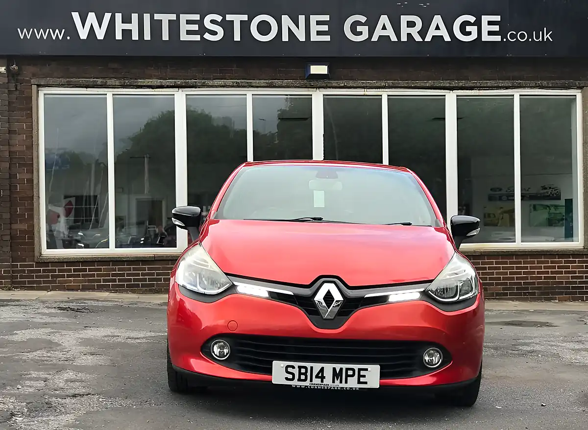 Used 2014 Renault Clio Dynamique Medianav Red - Interior and Exterior details 9