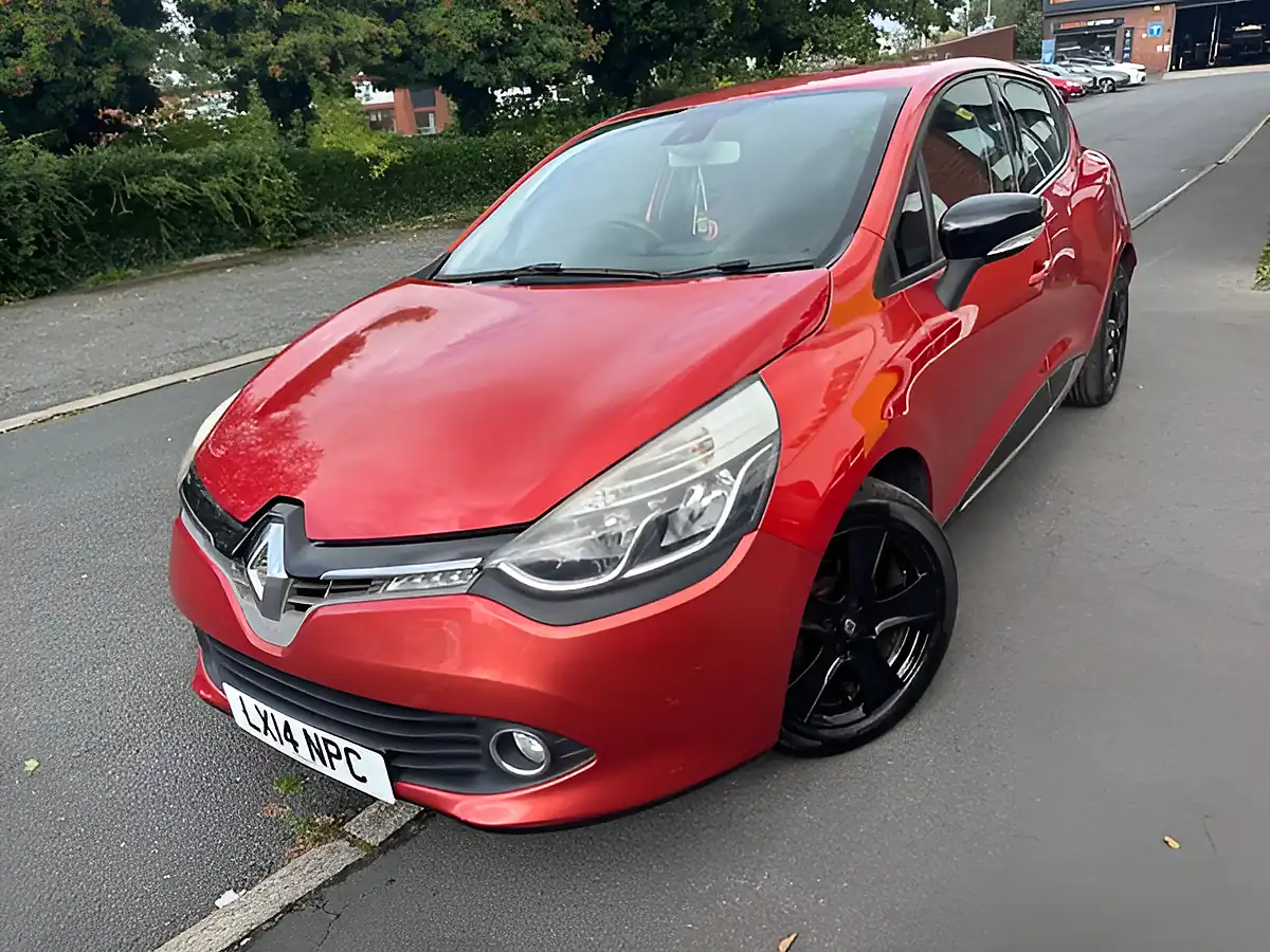 Used 2014 Renault Clio Dynamique Medianav Red - Interior and Exterior details 3
