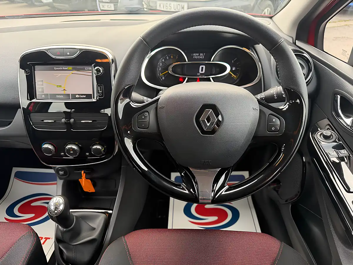 Used 2014 Renault Clio Dynamique Medianav Red - Interior and Exterior details 11