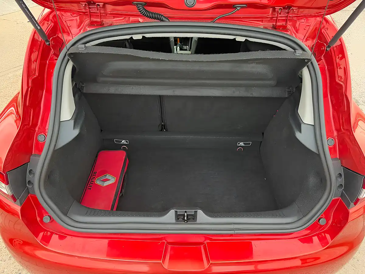 Used 2014 Renault Clio Dynamique Medianav Red - Interior and Exterior details 14